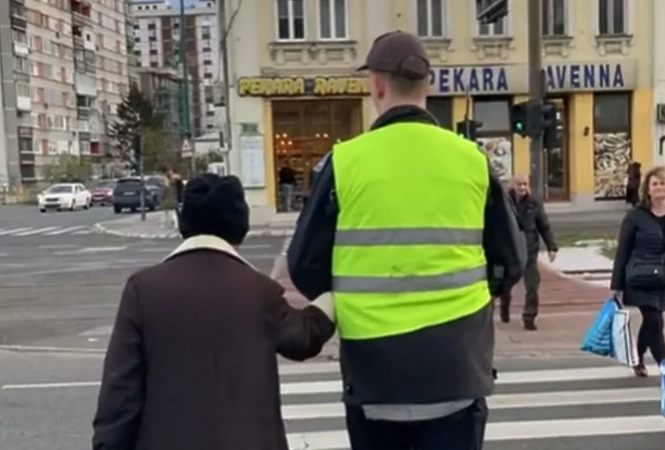 Pohvalan gest mladog policajca: Pomogao starici da pređe ulicu