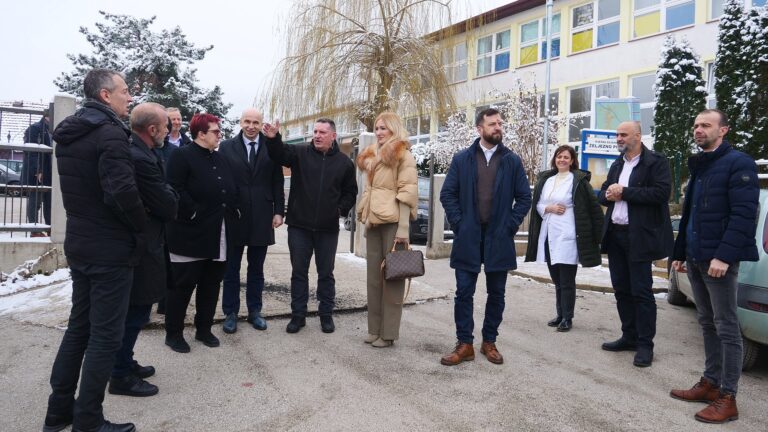 Premijer Pivić i ministri posjetili Željezno Polje: U funkciji nova fiskulturna dvorana, uskoro počinje izgradnja ambulante porodične medicine