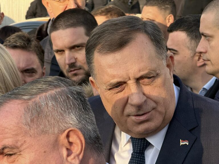 Dodik poručio: Saberite se!