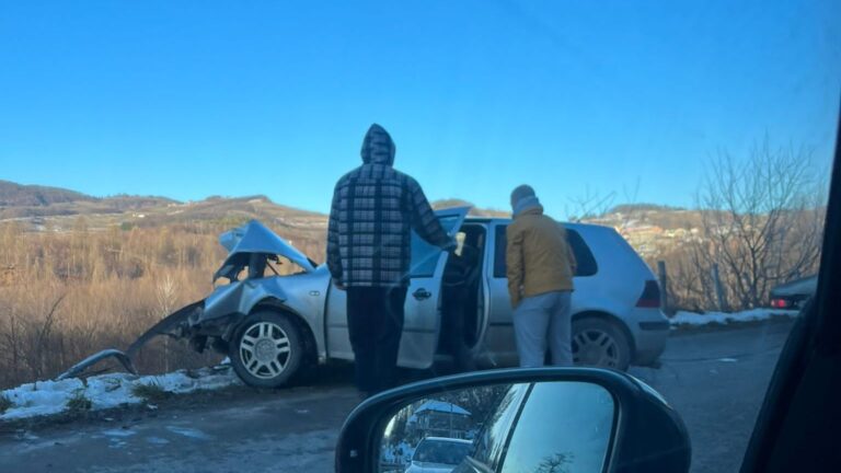 Saobraćajna nesreća u blizini Zenice: Uništeni automobil pored ceste