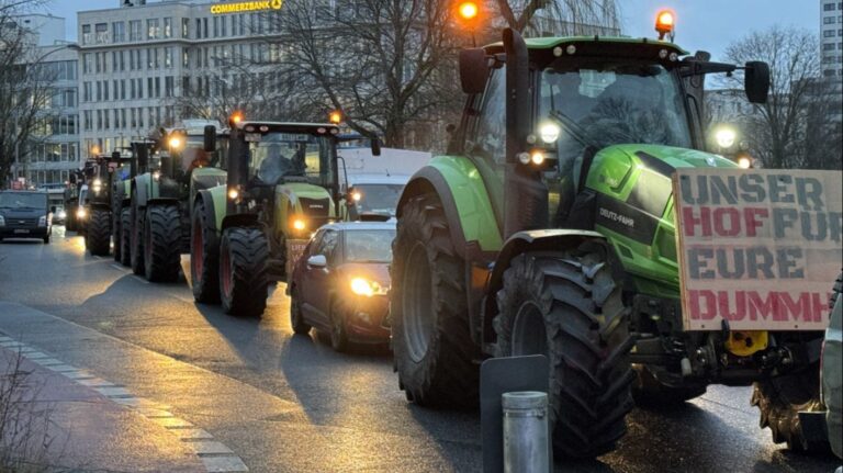 Njemački poljoprivrednici traktorima blokirali glavne ulice u Berlinu