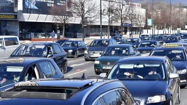 Pad životnog standarda i prilagođavanje “dužini jorgana”: Za polovan automobil moramo raditi 15 mjeseci