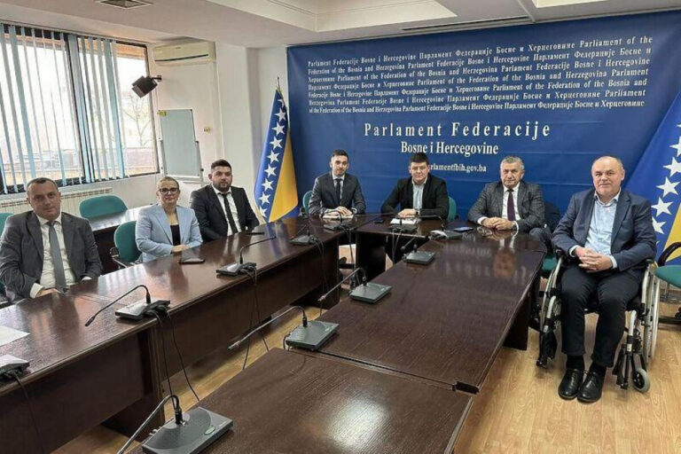 Može li se doskočiti SDA-DF opoziciji: Isak, Uzunović, Pirić… formirali novi klub u Parlamentu FBiH