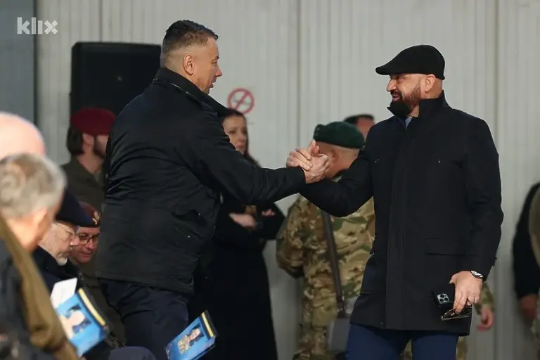 Nešić i Isak “zakopali ratnu sjekiru”: Srdačan pozdrav i osmijesi na ceremoniji u Sarajevu