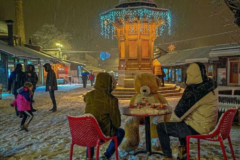 Bajkovita fotografija iz Sarajeva osvaja društvene mreže: Plišani medo, snijeg i bosanska kafa