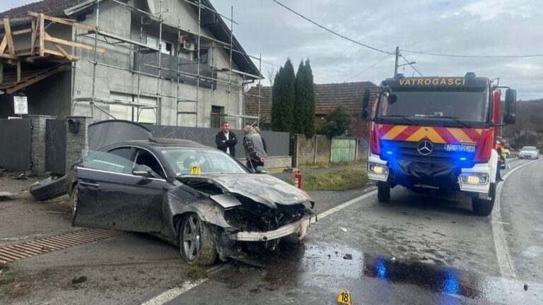 Mercedesom se zabio u kuću: Putnici morali biti izvlačeni iz smrskanog auta