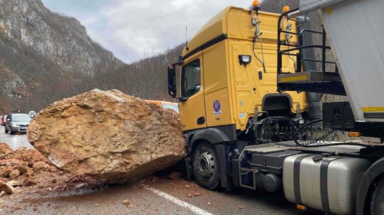 Haos: Stijena veličine automobila survala se na put i zakačila kamion!