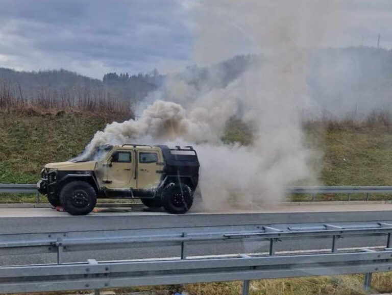 Zapalilo se oklopno vozilo MUP-a RS