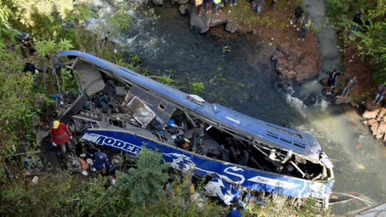 Autobus sletio s mosta, poginula 31 osoba