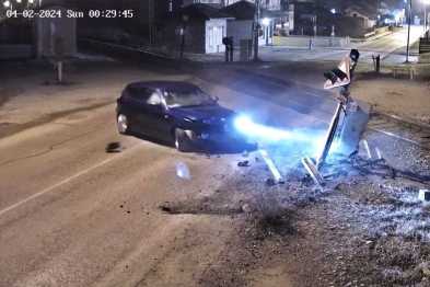 Kamere u BiH snimile jezivu saobraćajnu nesreću: Automobilom se zabio u rampu (VIDEO)