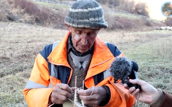 HAMID IZ DONJEG VAKUFA DOK ČUVA OVCE PLETE ČARAPE: Kod nas to i muškarci rade