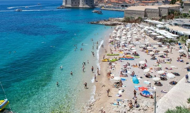 Rastu naknade u susjedstvu: Ležaljke i suncobrani na plaži bit će još skuplji