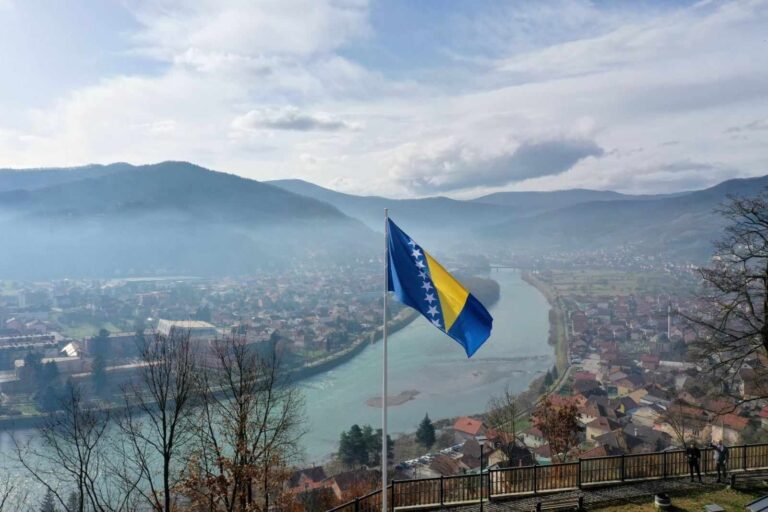 Velika zastava BiH s izletišta Gubavica se zavihorila iznad herojskog grada