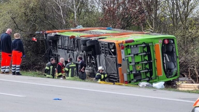 Tragedija u Njemačkoj: Najmanje pet osoba poginulo u prevrtanju autobusa firme “Flixbus”