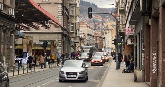 I OVO JE BIH: Vozač u centru grada ‘hladno’ blokirao saobraćaj, zaustavio auto i otišao po meso