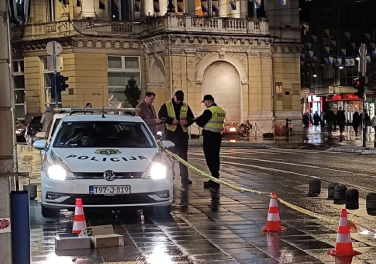 Teška saobraćajna nesreća: Audi izletio s ceste i naletio na pješakinje