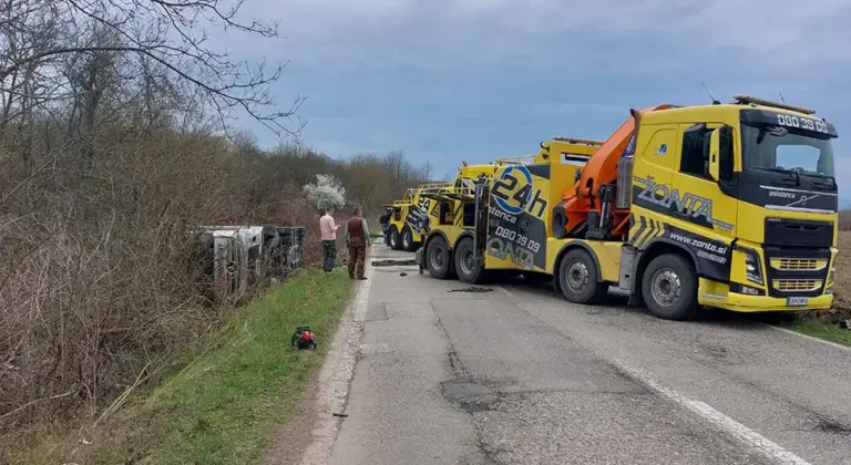 Saobraćajna nesreća u BiH: Prevrnuo se kamion koji je prevozio automobile, saobraćaj obustavljen