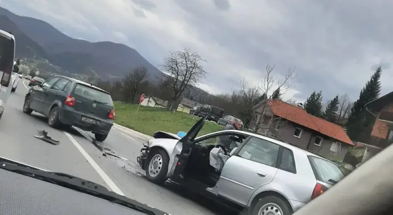 NESREĆA KOD ŽEPČA: Automobili smrskani, policija na licu mjesta