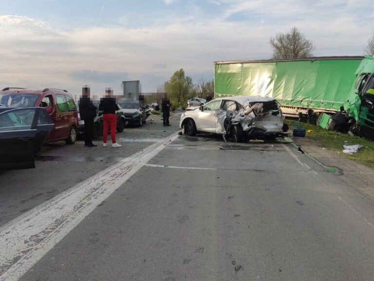 POGLEDAJTE STRAVIČNE SLIKE: Hitne službe su na terenu i pomažu unesrećenima!