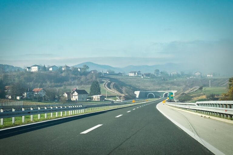 Vozači će uskoro moći koristiti jedinstveni TAG uređaj na autocestama u BiH i Srbiji
