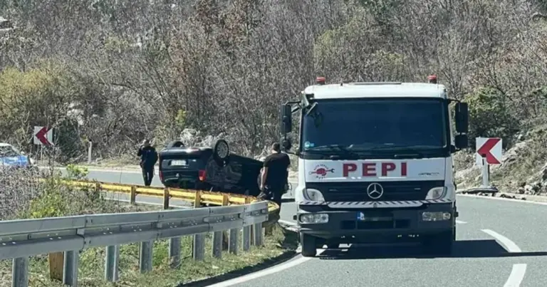 Udes na bh. cestama: Automobil završio na krovu