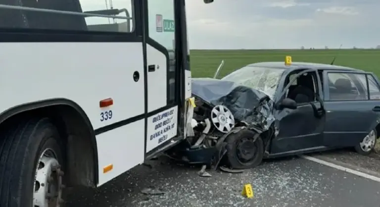 Autom podletio pod autobus, povrijeđene četiri osobe