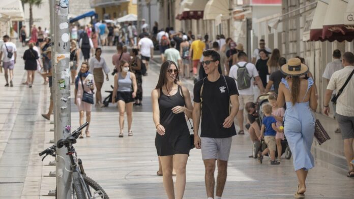 NAPREDAK | Puni objekti, ulice Starog grada, obale Neretve i Stari most, ali zvanične statistike o broju turista nema