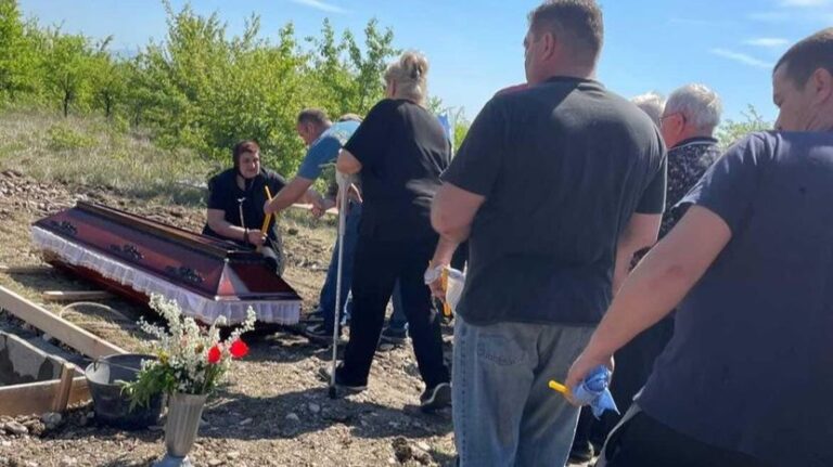 Sahrana brata Dankinog ubice: Majka kleči pored sanduka, zapalila mu svijeću