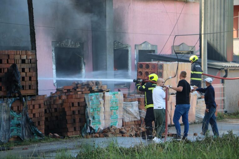 Tragedija u BiH: Jedna osoba poginula u požaru koji je izbio u skladištu firme