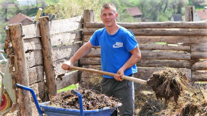 MUHAREM PORUČUJE DA GA NIJE STID NI ĐUBRETA NI SELA: Sve što je normalno, ispade nenormalno