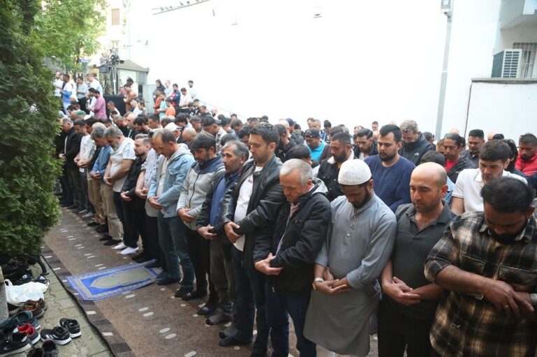 Veliki broj vjernika klanjao bajram-namaz u Bajrakli džamijii u Beogradu