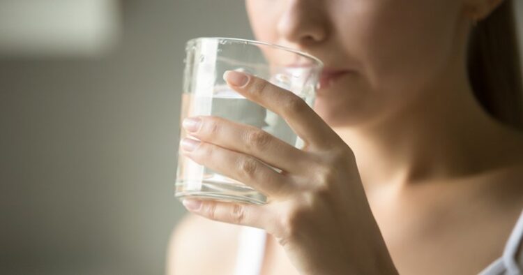 Vodena terapija Japanaca – na prazan želudac četiri čaše vode: Koji su benefiti?