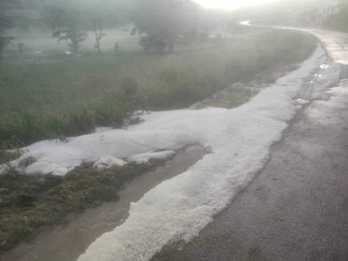 Veliko nevrijeme u BiH, hrpe leda se stvorile na cesti