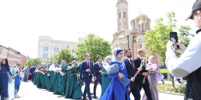 Ulicama Banja Luke prošetala prva generacija maturanata medrese, prvi put nakon 80 godina