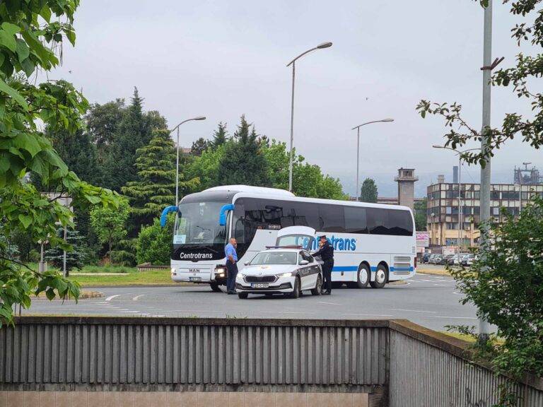 Sudar autobusa i Renoa u Zenici (FOTO)