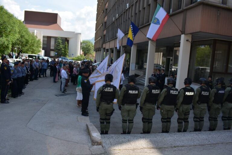 U povodu obilježavanja 15. maja, Dana policije ZDK na spomen obilježju položeno cvijeće