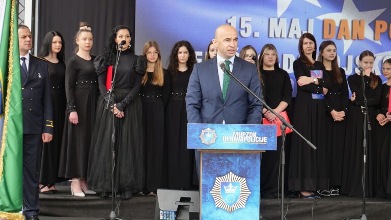 Premijer Pivić na svečanosti povodom Dana policije: Želimo da budemo uzor po profesionalnosti i opremljenosti, a građani da uživaju u miru i sigurnosti