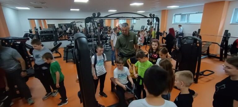 Učenici Osnovne škole “Ahmed Muradbegović” posjetili Specijalnu policijsku jedinicu MUP-a ZDK