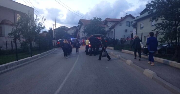 Stravična nesreća u BiH: Kombijem udario u Touareg i odbacio ga na pješakinju na trotoaru