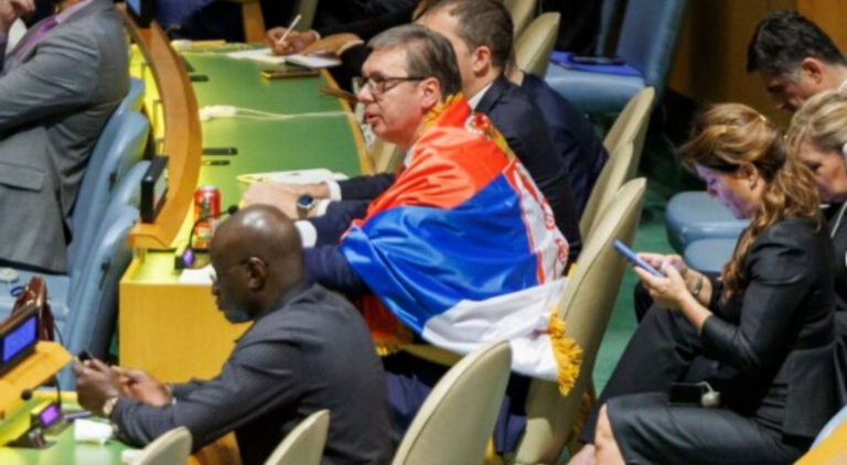 Vučić u Generalnoj skupštini UN ogrnut srpskom trobojkom: Obezbjeđenje zahtjevalo da je skine