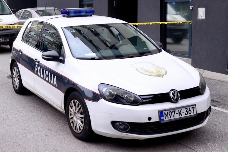 Jedan maloljetnik zadobio težu povredu glave, policija saopćila detalje o sukobu ispred Mašinske škole