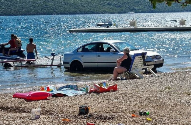 Bahato ponašanje u Neumu: Vozač s hrvatskim oznakama ušao automobilom u more