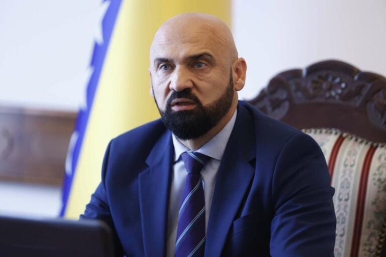 Ministar Isak podržao Emelu Mujanović u njenoj borbi za ljudska prava