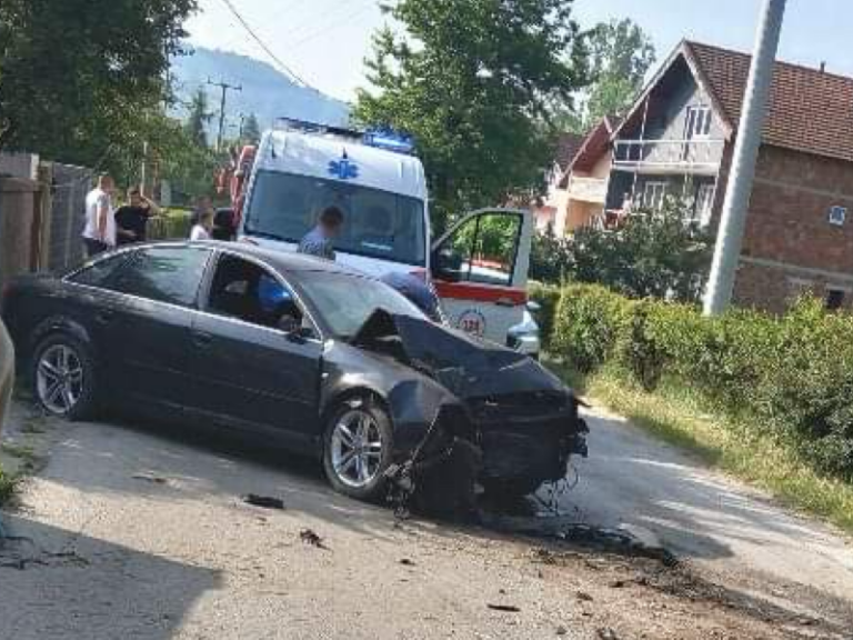 TEŠKA NESREĆA U ZENICI: Audijem udario u banderu, hitna pomoć na licu mjesta