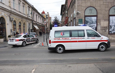 Teške nesreće u BiH: Vozačice udarile pješaka i maloljetnog biciklistu, jedna je pobjegla sa mjesta nesreće, uhvaćena je