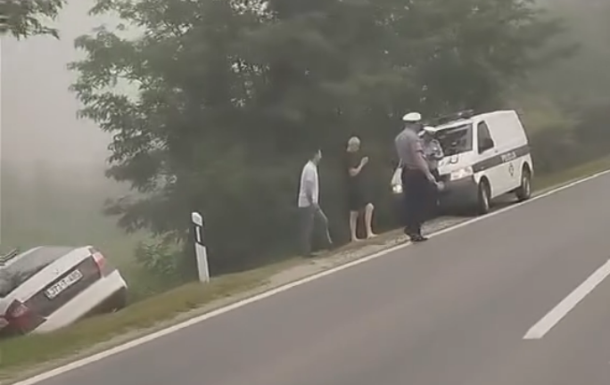 Oglasio se MUP ZDK o slijetanju policijskog vozila na M-17 kod Žepča (VIDEO)