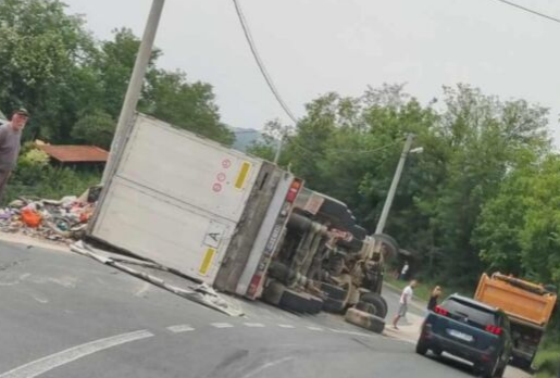 Kamere snimile trenutak prevrtanja kamiona u BiH