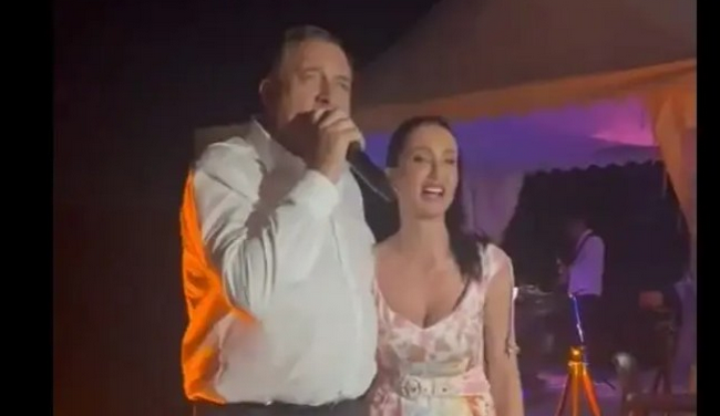 Milorad Dodik i kćerka Gorica u duetu zapjevali: “Prokleta je Amerika”