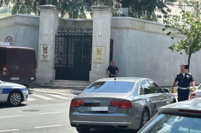 Muškarac iz samostrijela pogodio žandara ispred izraelske ambasade