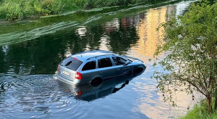 Muškarca koji je gurnuo Škodu u Miljacku: Iznajmio auto, oštetio ga, a umjesto da ga vrati vlasniku, otisnuo ga u rijeku